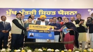 पंजाब में आज से ₹10 लाख तक मुफ्त इलाज:CM मान बोले- कांग्रेसियों-अकालियों को भी फायदा; केजरीवाल ने कहा- अब कोई बीमारी से नहीं मरेगा