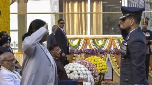 77वें गणतंत्र दिवस के मौके पर ग्रुप कैप्टन शुभांशु शुक्ला को राष्ट्रपति ने अशोक चक्र से सम्मानित किया,यह सम्मान के अवसर पर कड़ी सुरक्षा और भव्य समारोहों के बीच औपचारिक परेड के दौरान प्रदान किया गया।