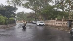 पंजाब में अचानक मौसम बदला, अमृतसर में बारिश:तेज ठंडी हवाएं चलीं; तापमान सामान्य से 5.8 डिग्री अधिक