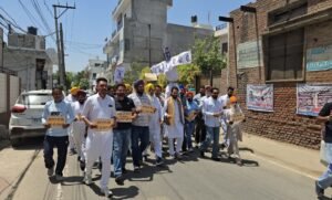 डेराबस्सी बस स्टैंड पर AAP का प्रदर्शन:“पंजाब के गद्दार मुर्दाबाद” के नारे लगाए, MLA रंधावा बोले- नेताओं ने निजी स्वार्थ में बदली पार्टी