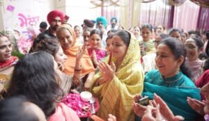 मुक्तसर की तियां में पहुंचीं डॉ. गुरप्रीत कौर मान, महिलाओं ने चुनाव की तारीख पूछनी शुरू कर दी