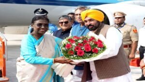 राष्ट्रपति द्रौपदी मुर्मू का चंडीगढ़ पहुंचने पर CM भगवंत मान ने किया स्वागत